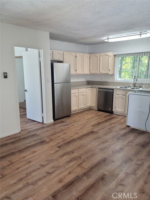 Building Photo - 470 S Los Robles Ave