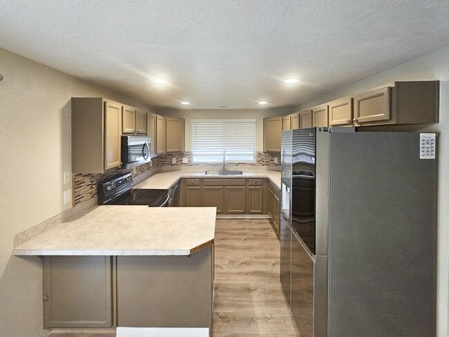 Building Photo - 599 Page Ct