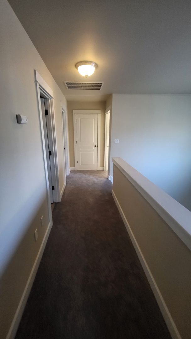 Building Photo - SE Bend 3 bed 2.5 bath Plus BONUS-Fenced