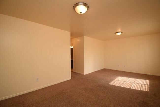 Building Photo - Modern 4 bed Home in Prime West Valley Location!!