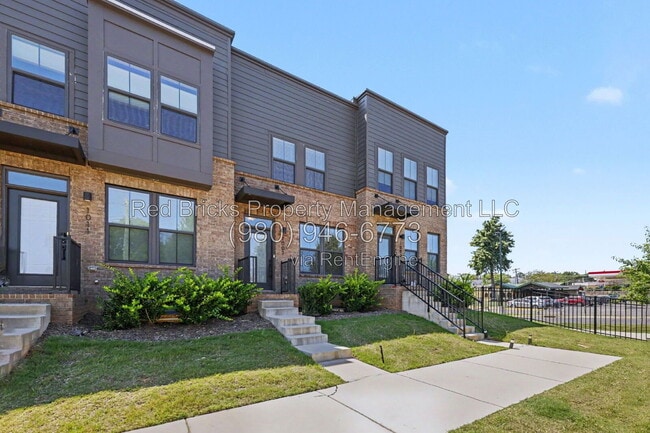 Building Photo - 1007 Simcoe Ln