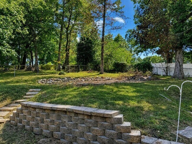Building Photo - 1606 Lisa Lynn Dr