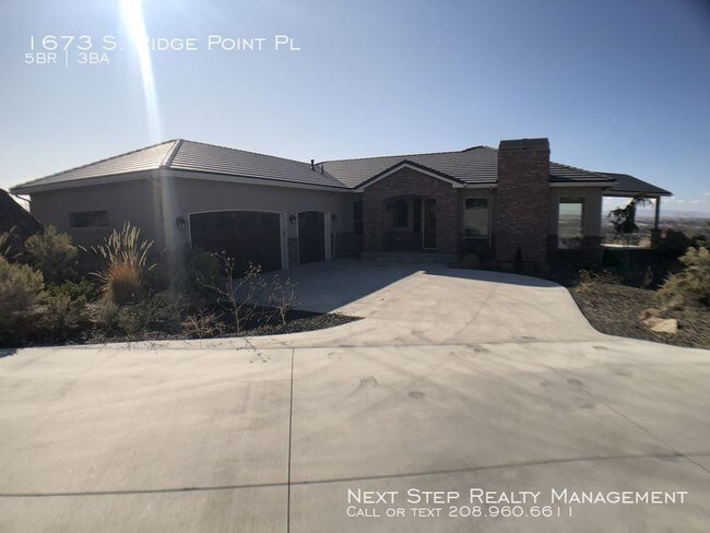 Building Photo - 5 bed 3 bath - Right Next to Table Rock