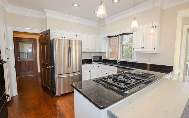 Building Photo - 809 Houndslake Dr