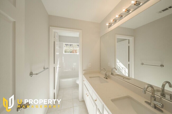 Building Photo - Dont Miss this pretty home in Plano!