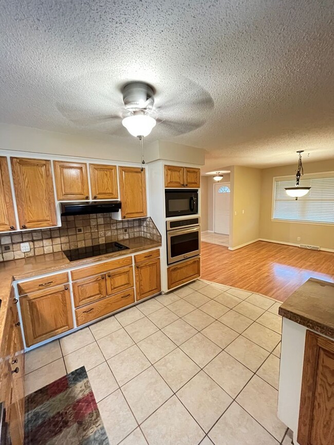 Building Photo - 3 bedroom 1. 5 bath home in Rogers / fence...