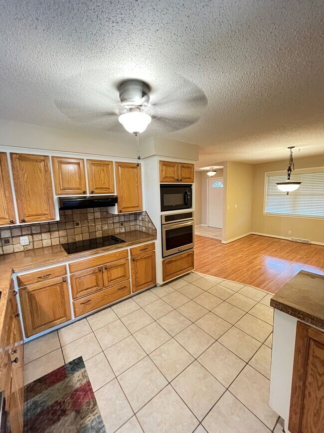 Building Photo - 3 bedroom 2 bath home in Rogers / fenced b...