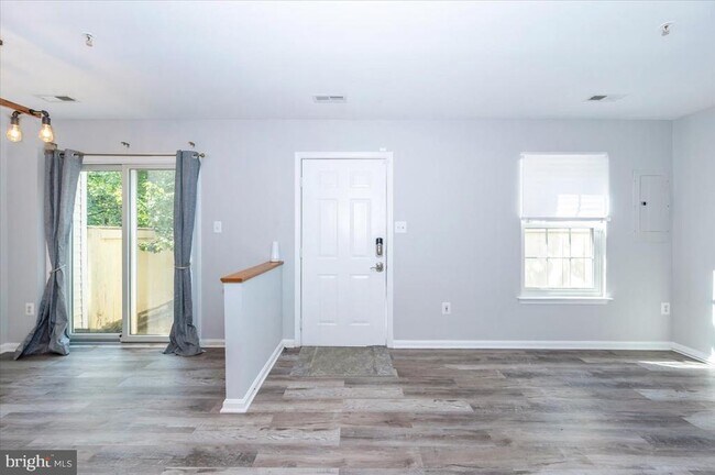Building Photo - 161 Heathfield Dr