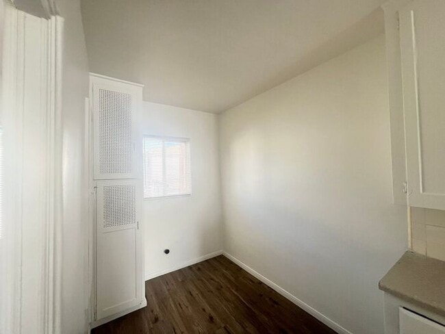 Building Photo - Charming Upstairs 2BR/1BA Apartment in Nor...