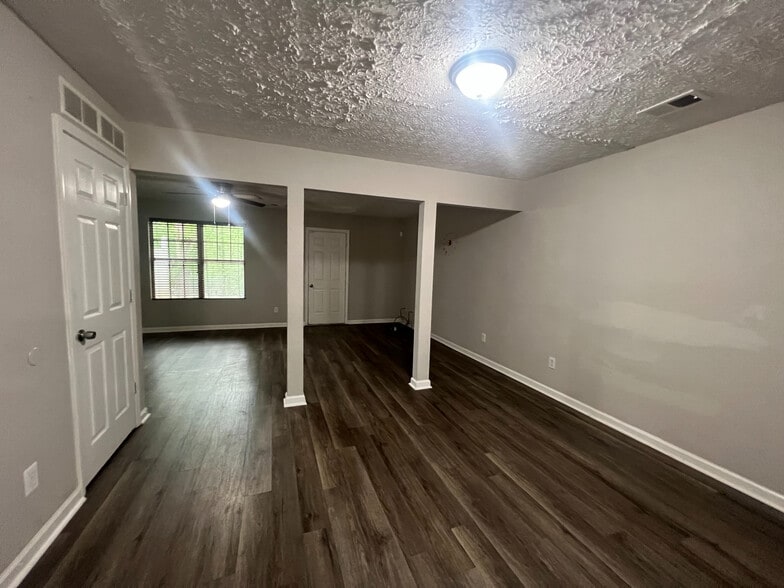 Building Photo - Room in Townhome on Waldrop Ln