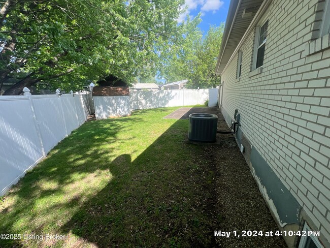 Building Photo - 230 S Circlecrest Dr