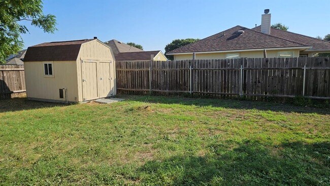 Building Photo - 652 Columbine Ave