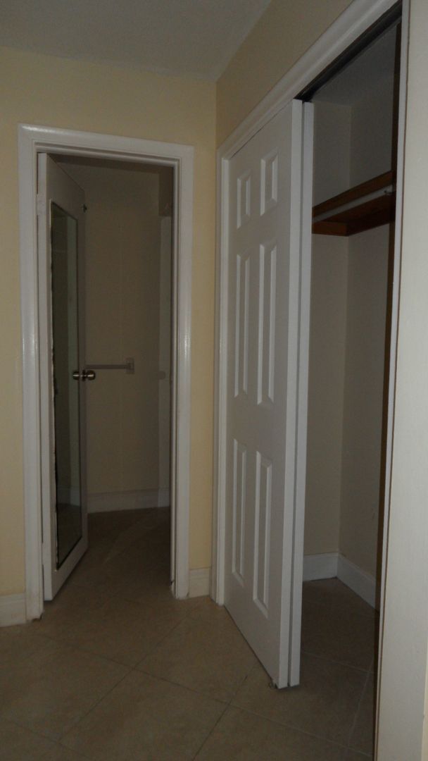 Building Photo - 3BED/2BATH house with Large fenced backyard and split floorplan!