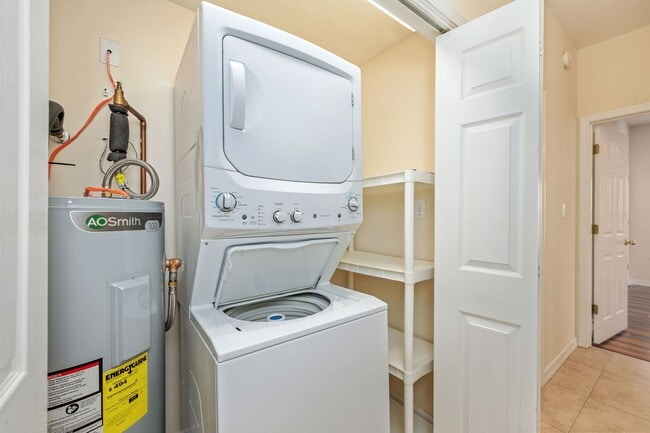 Building Photo - Spacious 2-Bedroom Condo at The Oaks – Pri...