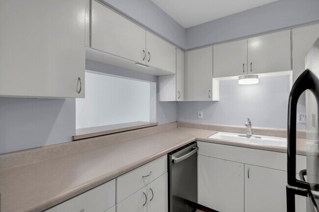 Building Photo - 1206 Hi Stirrup