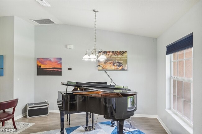 Building Photo - 940 Belmont St E