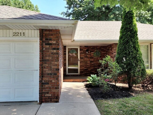 Building Photo - Primrose Market Place Area - Mission Hills Subdivision