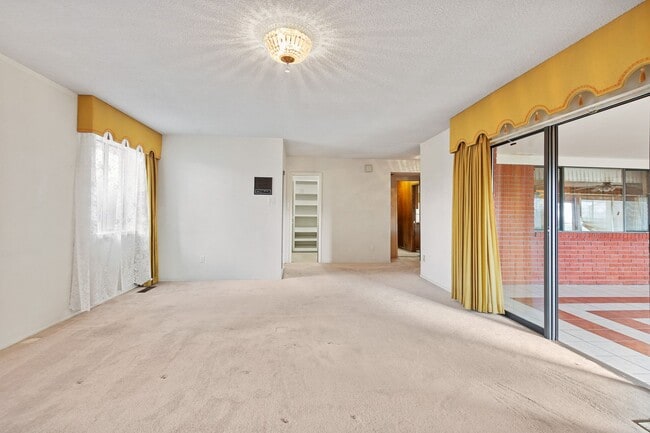 Building Photo - 3 Bedroom 2 Bath Conveniently Located House!