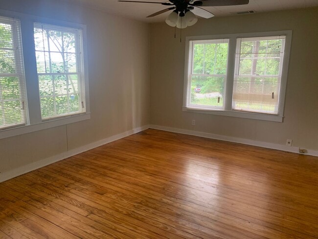 Building Photo - 3 Bedrooms, 1 Bathroom - Home in East Rome!