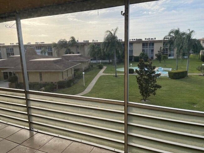 Building Photo - 100 Village Green Cir E