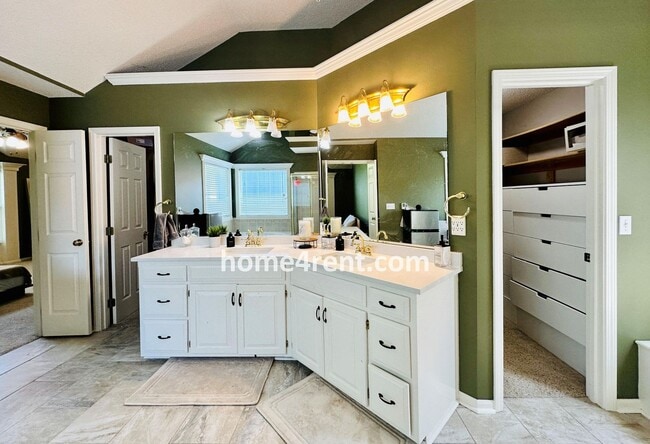 Building Photo - Beautiful Four Bedroom Home in a Quiet Neighborhood w/ an Updated Kitchen, Wood Floors, and a Fin...