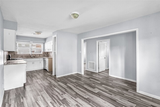 Building Photo - 2802 Greenbriar St