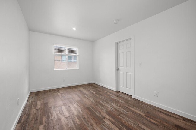 Building Photo - Dual private outdoor spaces!