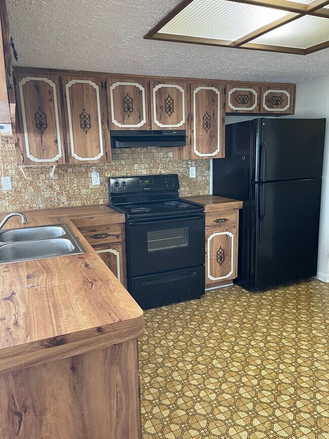 Building Photo - Spacious two bedroom two bath one car garage great location