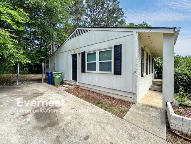 Building Photo - 3-Bedroom Home with Easy Access to Parks a...