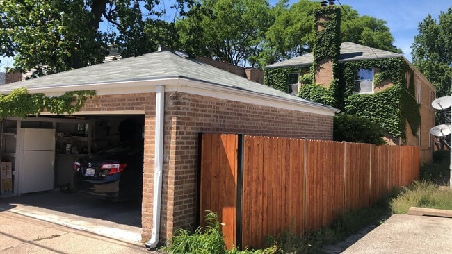 Building Photo - 2717 W Rascher Ave