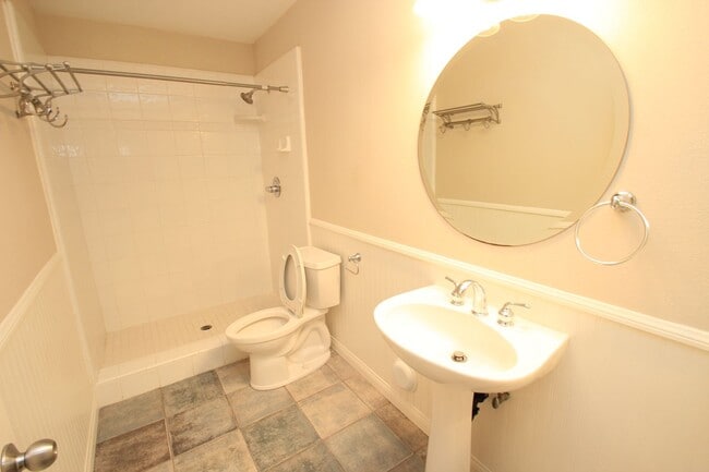Building Photo - Charming 3-Bed, 2-Bath Single-Story Condo ...