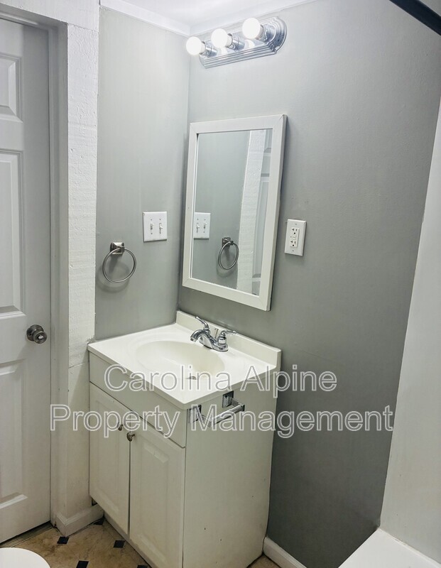 Building Photo - 420 McBrayer St