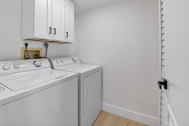 Building Photo - 14475 Strathmore Ln