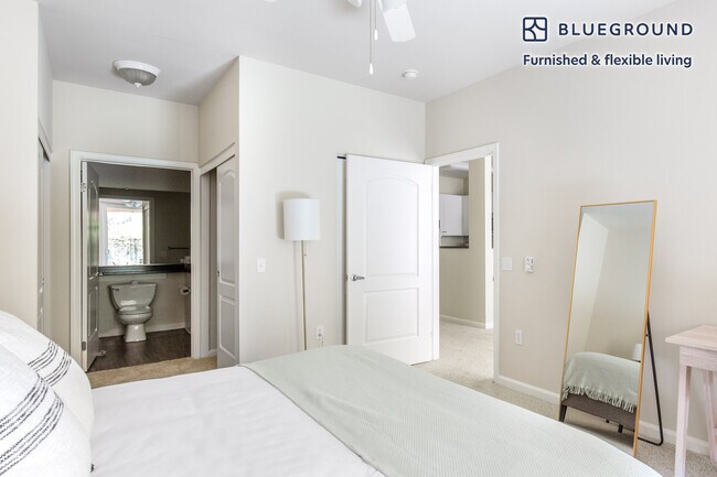 Building Photo - 295 E Evelyn Ave