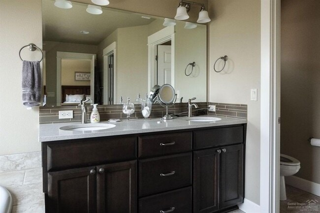 Building Photo - Newer construction / Community pool