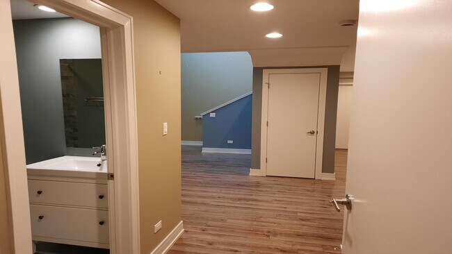 Building Photo - Elevate Your Lifestyle, Stunning 3-Bedroom Loft in Evanston