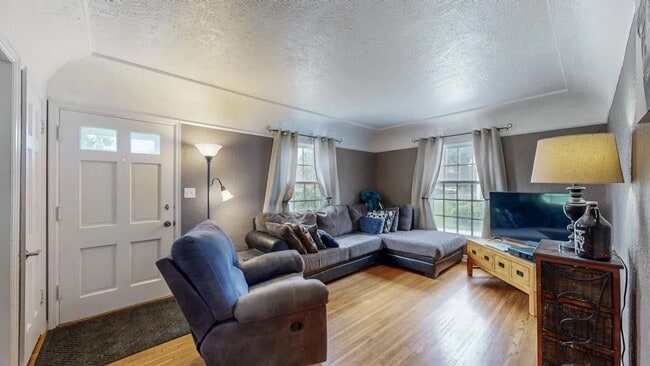 Building Photo - Welcome to this charming 2-bedroom, 1-bath...