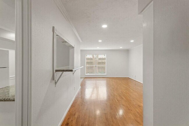 Building Photo - 355 N Post Oak Ln