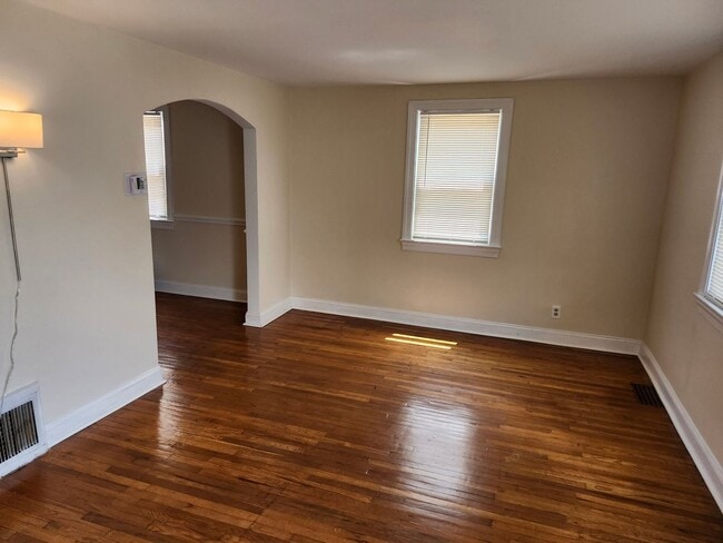 Building Photo - Recently renovated 3-bedroom, 1.5 bath twi...