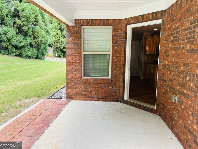 Building Photo - 5750 Crest Hill Dr NE