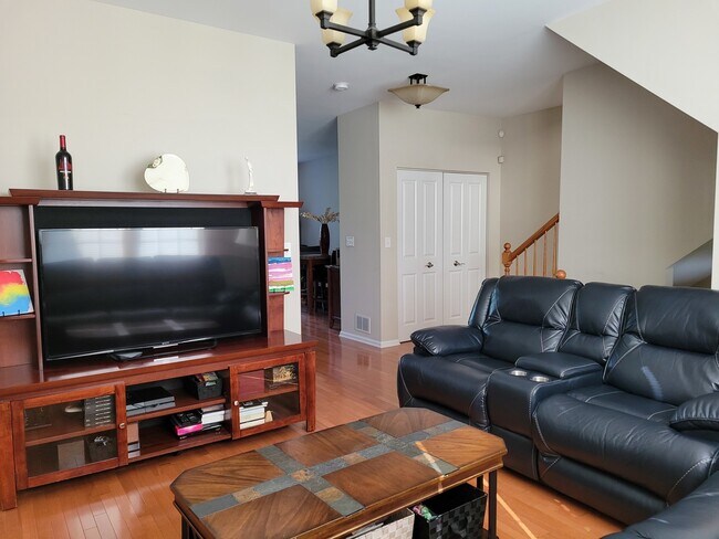 Building Photo - 2475 Waterbury Ln