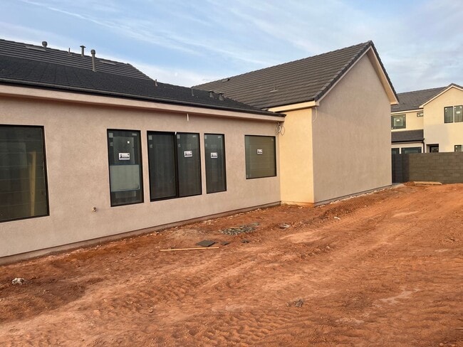 Building Photo - Awesome single story with 4 beds 4 baths and RV garage.