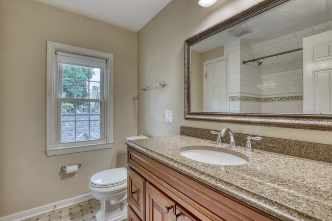 Building Photo - 645 Hi View Ct