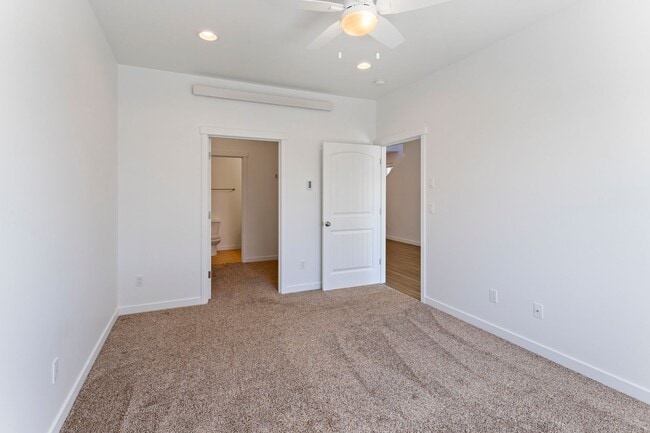 Building Photo - 3 Bed 2.5 Bath - Townhome - Hillcrest - NA...
