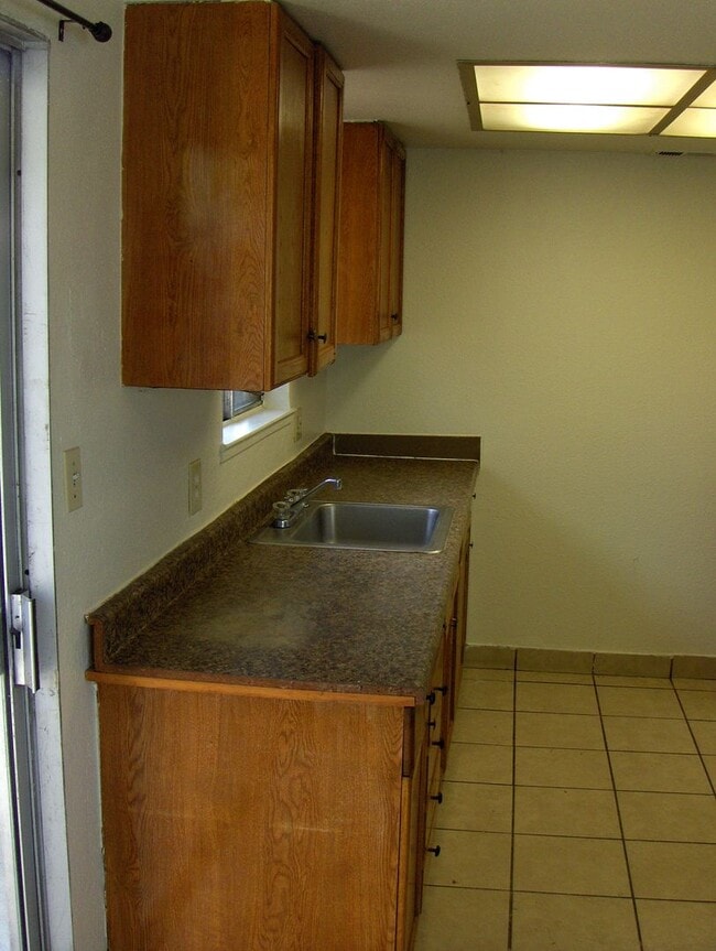 Building Photo - 702 E Yorkshire Dr