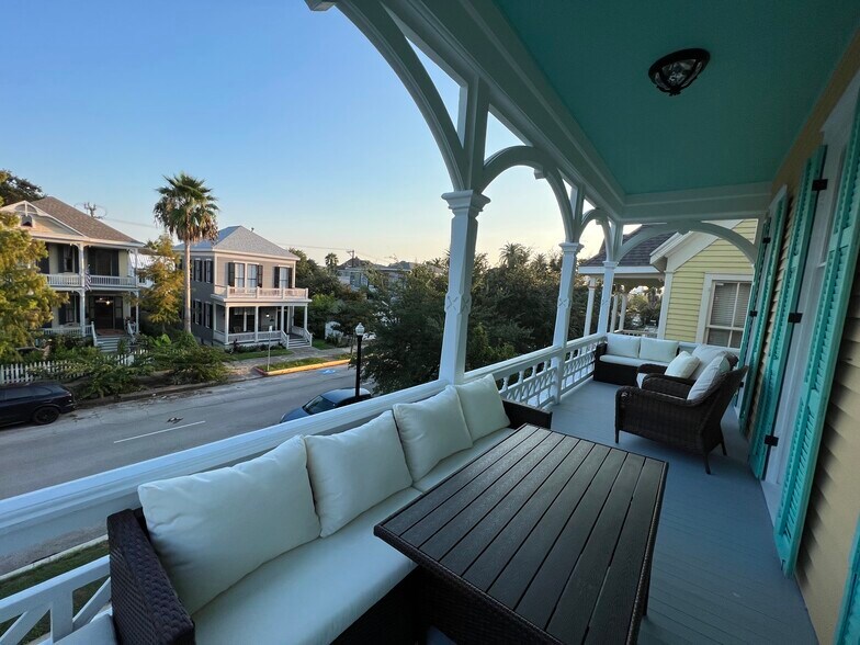 Amazing upper balcony for dining - 1616 Post Office St