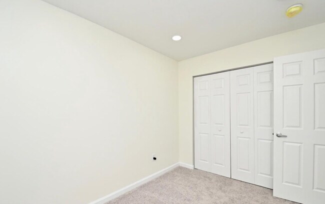 Building Photo - 16501 Accolawn Rd