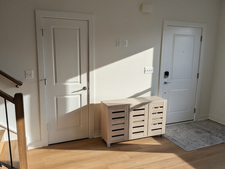 Building Photo - 2005 Henson Norris St