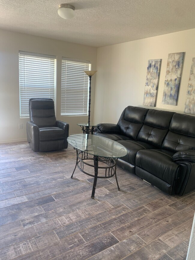 Building Photo - 2315 N Juniper Ln