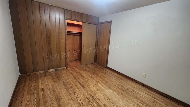 Building Photo - 3 bd 2.5ba Ranch Style Home with Fenced Yard, W/D in Unit, Fireplaces & 2 Car Garage!